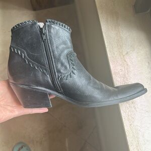 Gianni Bini Black leather anker boots